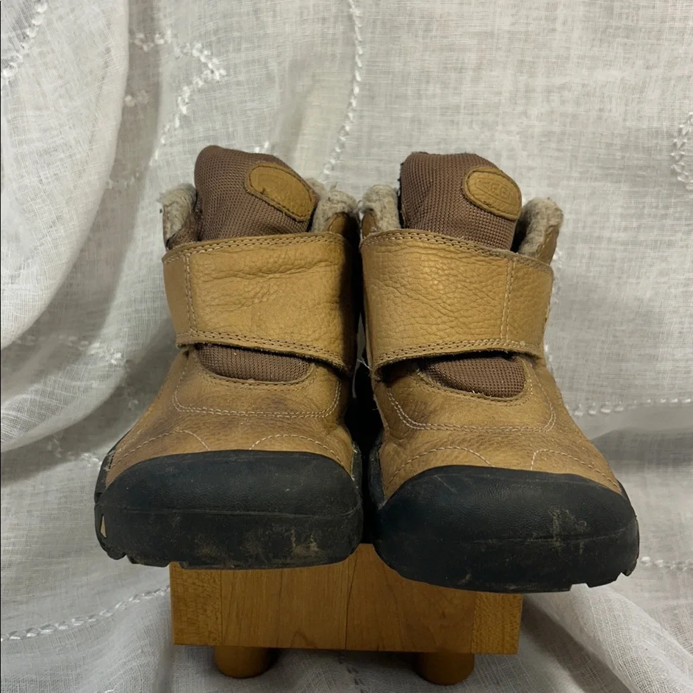 Keen leather ankle booties stamped sz 4
